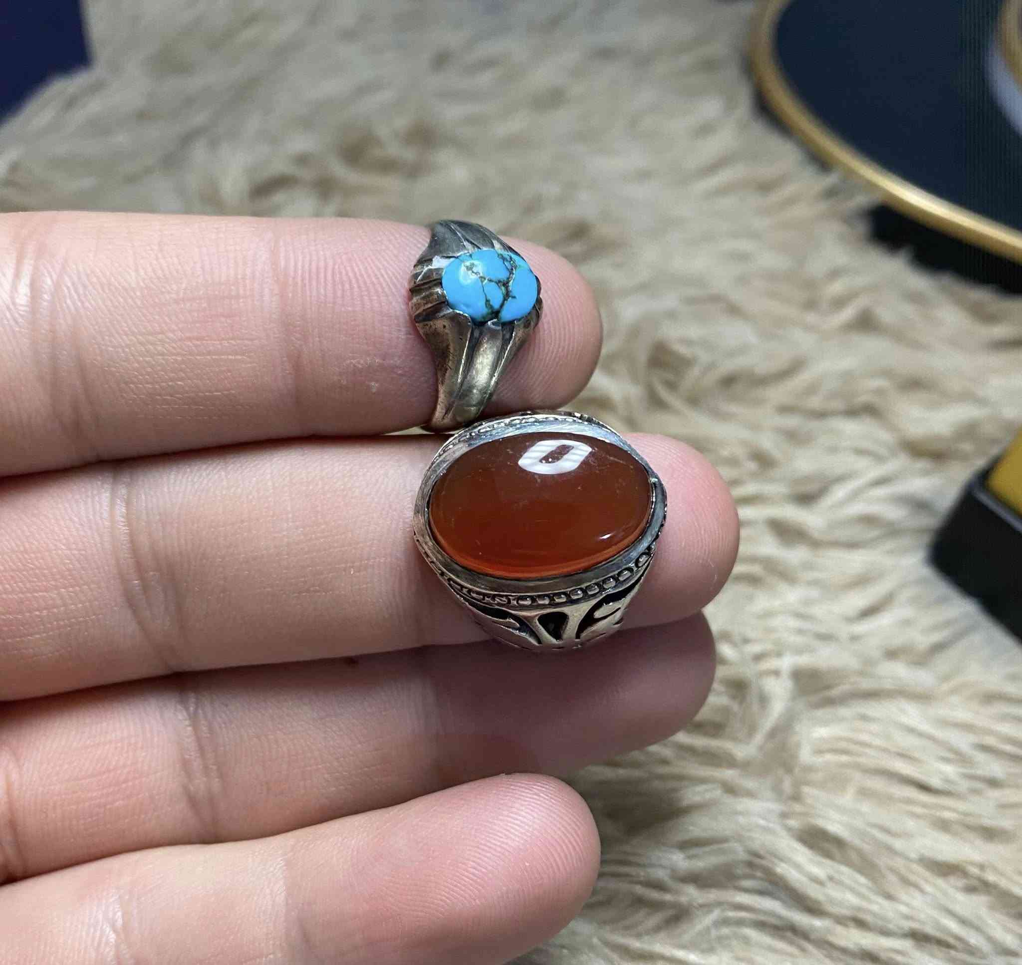 سلام عليكم عقيق يماني وفيروز نيشابوري قديمات 
فضه مختوم ٩٢٥ قياسات صغار (14-15) تقريبا هيج قياس للبيع فقط يوجد توصيل ***********
