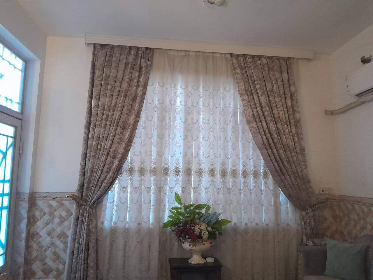 تفاصيل البيت
دار للبيع مساحته ١٥٠ متر السند نصف طابو ونصف زراعي 
كربلاء قرب فندق البارون  شارع السيدة زينب عمود ٩٧ 
يتكون من طابقين الطابق الأرضي استقبال وصاله وغرفة نوم ومطبخ وصحيات داخليه وخارجية 
أما الطابق الثاني يتكون من غرفتين وصحيات مشتركه
 السعر ٢٥٠ وبي مجال
للاستفسار الاتصال على الرقم ‏‪***********‬‏
