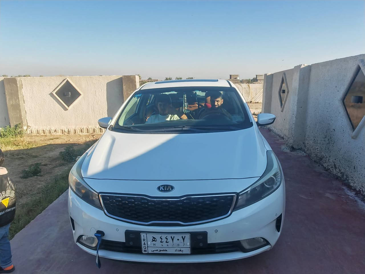 سلام عليكم.. عندي سيراتو 2017ورد ايراني مكفوله من ضربه صبغ.. ميحتاج اذكر الموصفات معروفه الورد ايراني 
. سعر 155وبيها مجال. 
***********
