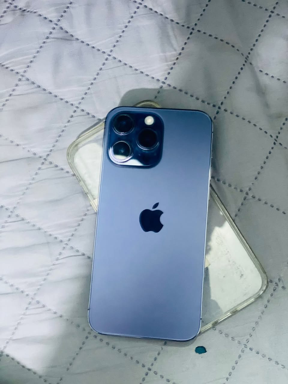 سلام عليكم  للبيع أيفون 14برو ماكس شرق وصط بطاريه 96نضافه 98بل ميه جهاز كلش نضيف مال بيت أسعر 1100وبي مجال حك لجيه وهاذه رقمي ***********
