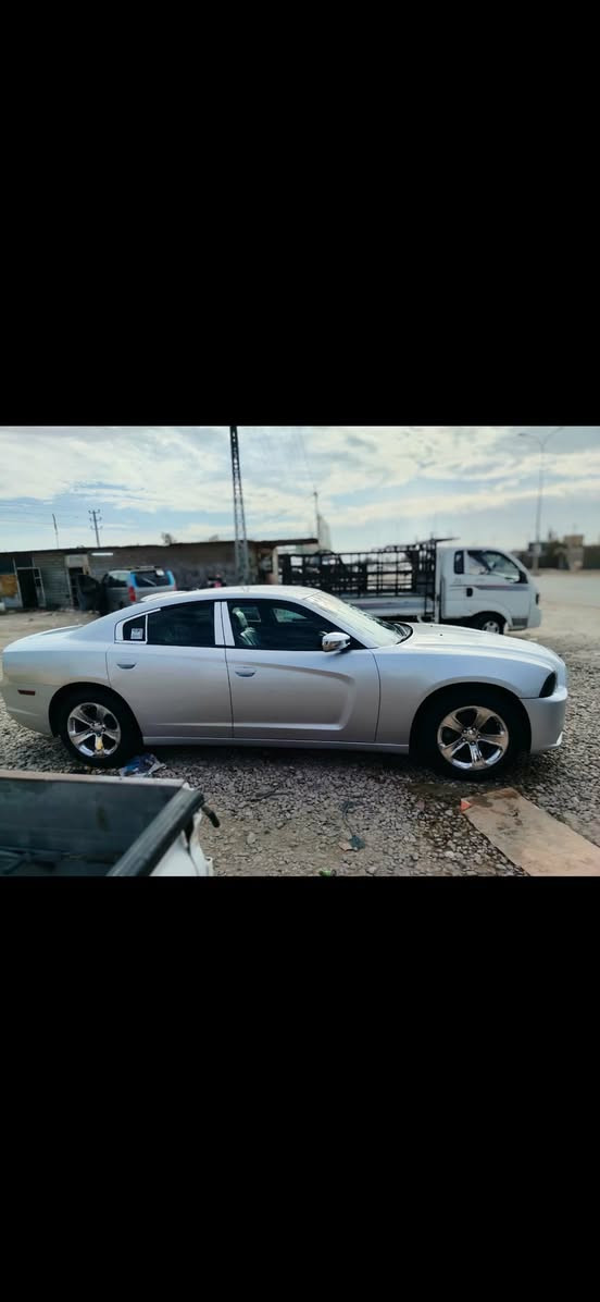 السلام عليكم جارجر للبيع فقط موديل 2012 رقم سليمانيه باسمي سنويه وهزه جدد السياره مابيها فتح بيها دحجات وسونارها موجود بل منشور السياره جاهزه حداديه وتخم تاير ومكينه كله على الشرط السعر 153 وبيها مجال مكاني ديوانيه قضاء عفك ***********
