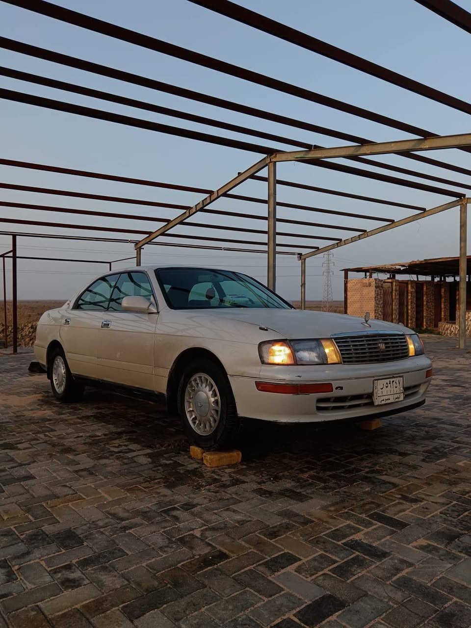 تويوتا كراون(بطة) للبيع اللون ابيض لؤلؤي موديل 1992 متصل مكفولة من الضربة بيها جراد مكينتها 3000 ديلكو جديدة كهربائياتها شغالة لون الجام اخضر شاشة مري شفط السعر 60 وبيها مجال بسيط.
***********  غير متواجد على النت
