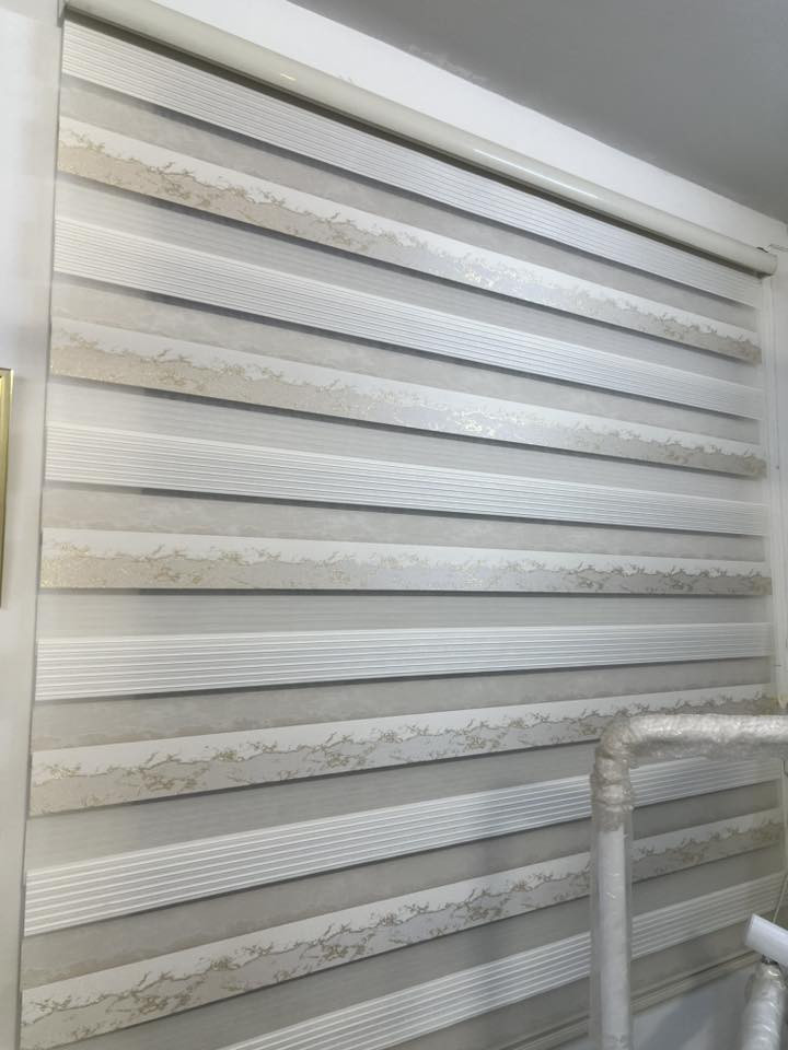 سلام عليكم
بردات تركية عدد ٤ للبيع 

ميز رسبشن للبيع 

للاستفسار ***********
