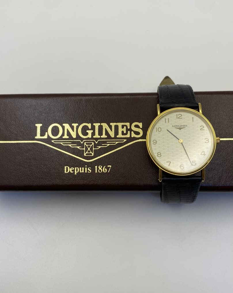 LONGINES 
شُبه لوك غير مُستخدم 
مُخزن بالستيكر 
مينا مُميزة جدًا 
قشطة كوارتز 
قطر ٣٣ 
اساسية بالكامل بالعلبة الاصلية 

#longines #siwssmade


**إذا كنت صاحب هذا الإعلان وتريد حذفه لأي سبب، رجاءا أرسل رسالة إلى الدعم الفني**