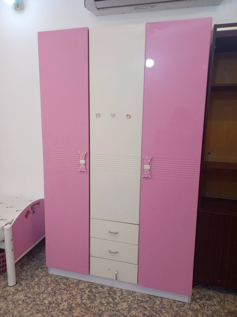 غرفة بناتي للبيع مع سرير اضافي مع رحلة مستخدمة السعر ٣٥٠ ألف دينار
للاتصال ***********
***********
مكانها ابو غريب
