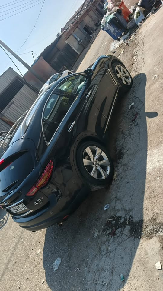 السلام عليكم
انفنتي QX70 لون اسود موديل 2017
گير مكينة تبريد كفالة غرفة السيارة جديدة
بيها صبغ چاملغ ( خلفي وباب ) عكس السايق
وچاملغ امامي سايق على كد شبر ، وسقف بيها تيزاب شبرين اثر خباثة
موقع السيارة اربيل ، سعر 130$ ورقة 
تفاصيل اكثر (***********)
