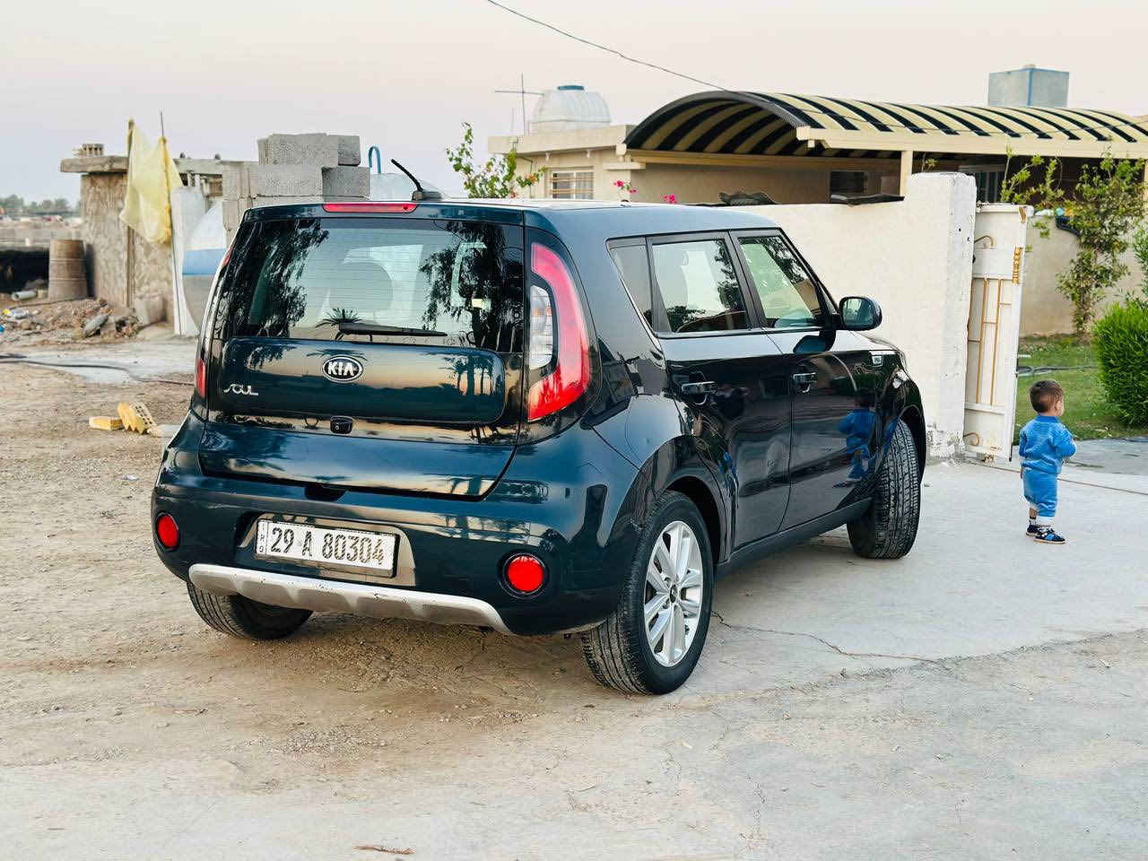 السلام وعليكم للبيع كيا صول مديل ٢٠١٨ محرك ٢٠٠٠ جي دي اي  ماشيه ١٣٠ رقم واسط بسمي مشروع وطني وين ما تريد احولك سنويه بسمك  السياره جاهزه من كل ناحيه كبل تنزل للشارع مابيها نقص كلشي حادثها بنيد فقط بدون ارباكات صور الحادث مرفقه مع المنشور مكان السياره بغداد جسر ديالى الجديد (كرغوليه)  السعر 125 وبيه مجال ترهم وعده بمقدمه لا تقل عن ٥٠ وفوك  للاستفسار اكثر لاتصال على الرقم ***********
