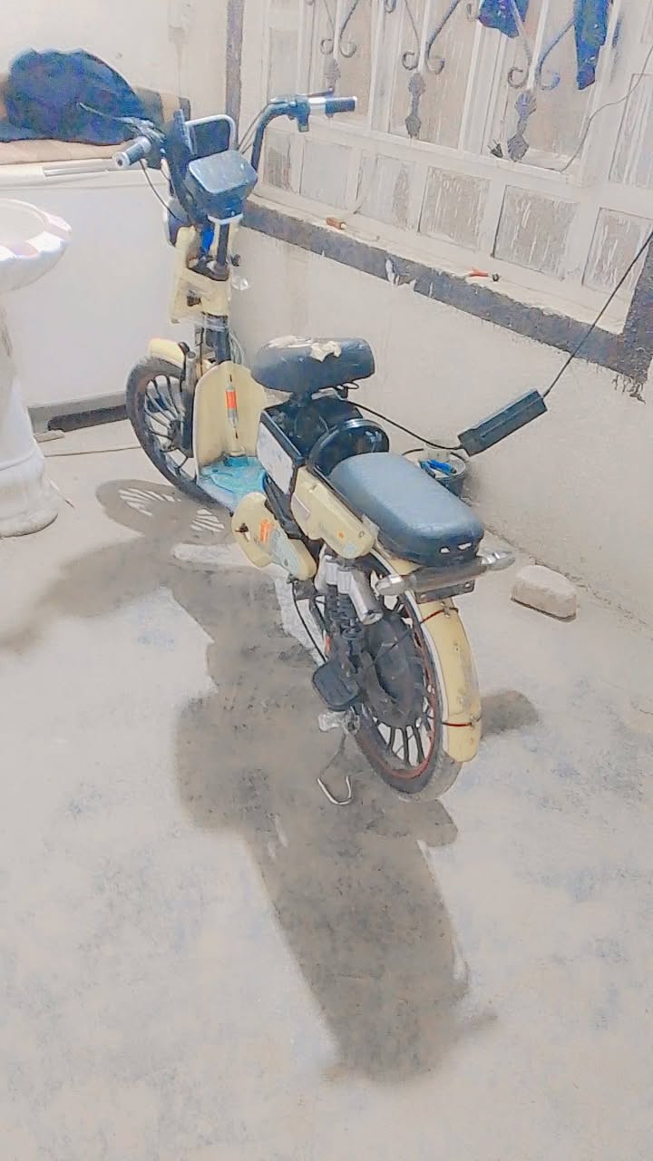 سلام عليكم بايسكل شحن لبيع بايسكل كامل ما عوزه كل شي بس كفر بطاريته جديده اربع سرع السعر 130 بي مجال  قليل استفسار عله هاذه الرقم *********** خاص موجود
