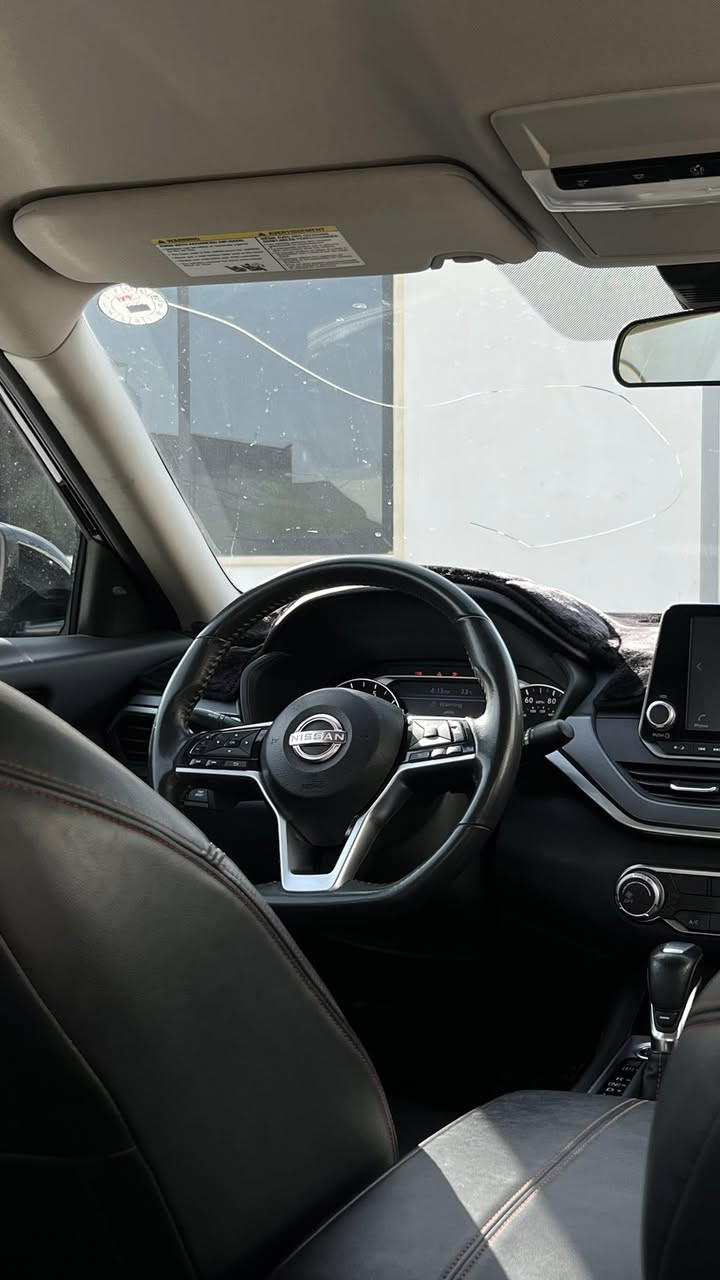 Nissan Altima SR 2023 | نيسان ألتيما SR
• المحرك: 4 أسطوانات بسعة 2.5 لتر (تنفس طبيعي).

• القوة الحصانية: 188 حصان 

• ناقل الحركة: Xtronic CVT مع نظام تنقيل يدوي (Paddle Shifters) خلف المقود.

المحرك المرتبط به: نظام AWD يتوفر عادةً مع محرك الـ 2.5 لتر (تنفس طبيعي).دفع رباعي 

• الإضاءة: مصابيح LED بالكامل (أمامية وخلفية) مع تصميم نهار جديد.

• الواجهة: شبك V-Motion بتصميم جديد باللون الكروم الأسود (Dark Chrome).

• الإضافات: جناح خلفي مدمج بالون الأسود 

• العجلات: ركاب ألمنيوم قياس 19 إنش بتصميم رياضي حصري لفئة SR.

• الراحة: تشغيل عن بعد، دخول ذكي، ومقعد سائق كهربائي بـ 8 وضعيات.

وسائل الأمان 

• نظام الكبح التلقائي في حالات الطوارئ مع كشف المشاة.

• نظام التحذير من النقاط العمياء (Blind Spot Warning).

• نظام التنبيه عند الخروج عن المسار.

للبيع السعر 160$وبيها مجال بسيط 

الرقم ***********
