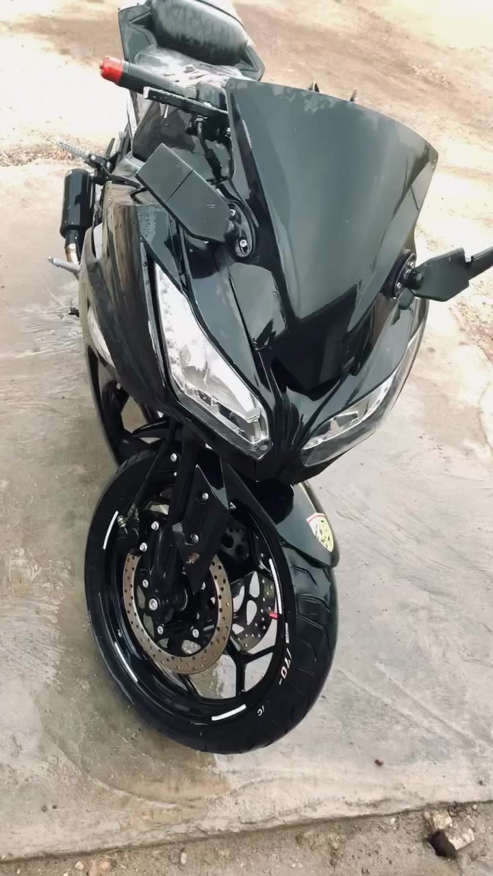 دراجه بطح كاوسكي 300 cc ماشيه 11 الف 
اي نقص مابيها مكفوله محرك وكير  سرعتها 190 
خير من الله  دراجه كلش حلوه  18 ورقه وبيها قليل حك الجيه  بغداد شهداء البياع  ***********
