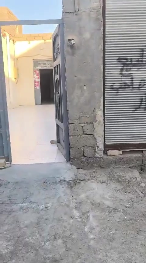 سلام عليكم دار زراعي للبيع قريب على شارع ال صحن مقابيل حي الجوادين مساحه 200متر مثل ما واضح بالفيديو يتكون البيت من غرفتين وصاله ومطبخ ودوانيه وصحيات بناء بلوك  مستعجل ع بيعته عندي ضرف السعر 40وبيه مجال قليل واتساب ***********
