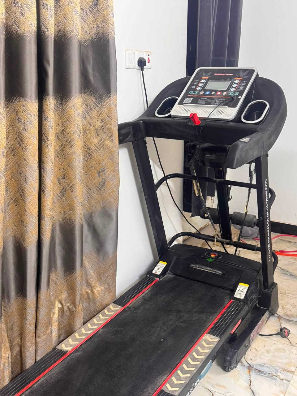 السلام عليكم.. للبيع جهاز جري كهربائي متكامل ماركة MARSHAL FITNESS (تايوان كواليتي) موديل SPKT-2260-4، الجهاز غني عن التعريف من حيت القوة والمتانه.

حالة الجهاز: استخدام قليل جداً ونظيف جداً وبحالة ممتازة (أخت الجديد)، وكل الخصائص والشاشة والملحقات شغالين 100% بشرط الفحص.

جهاز متكامل (Multi-function): يحتوي على جهاز مساج كهربائي مدمج لتكسير الدهون، وقاعدة مخصصة لتمارين المعدة، وحبال تمارين المقاومة.

الشاشة والتحكم: شاشة ديجيتال ذكية تعرض (السرعة، الوقت، المسافة، السعرات الحرارية، ونبضات القلب).

التحكم بالانحدار والسرعة: أزرار تحكم سريعة ومباشرة على الشاشة مستويات (3، 6، 9) للسرعة والانحدار لتسهيل التمارين.

نظام حماية المفاصل: يحتوي على سبرنغات (ممتص صدمات متطور) أسفل الجهاز لحماية الركبة والمفاصل أثناء الجري.

الترفيه والأمان: نظام صوتي مدمج مع مدخل MP3 للاستماع للموسيقى أثناء التمرين + مفتاح الأمان الأحمر للتوقف المفاجئ وحاملات مطارة الماء.

سهولة التخزين: ميزة الطي الهيدروليكي (يصعد وينزل بسهولة) مع عجلات لتحريك الجهاز ونقله بدون أي جهد.
الموقع الناصريه الاسكان الصناعي📍🟥
السعر 425 وبي مجال للشراي 
التواصل *********** واتساب🟥.

