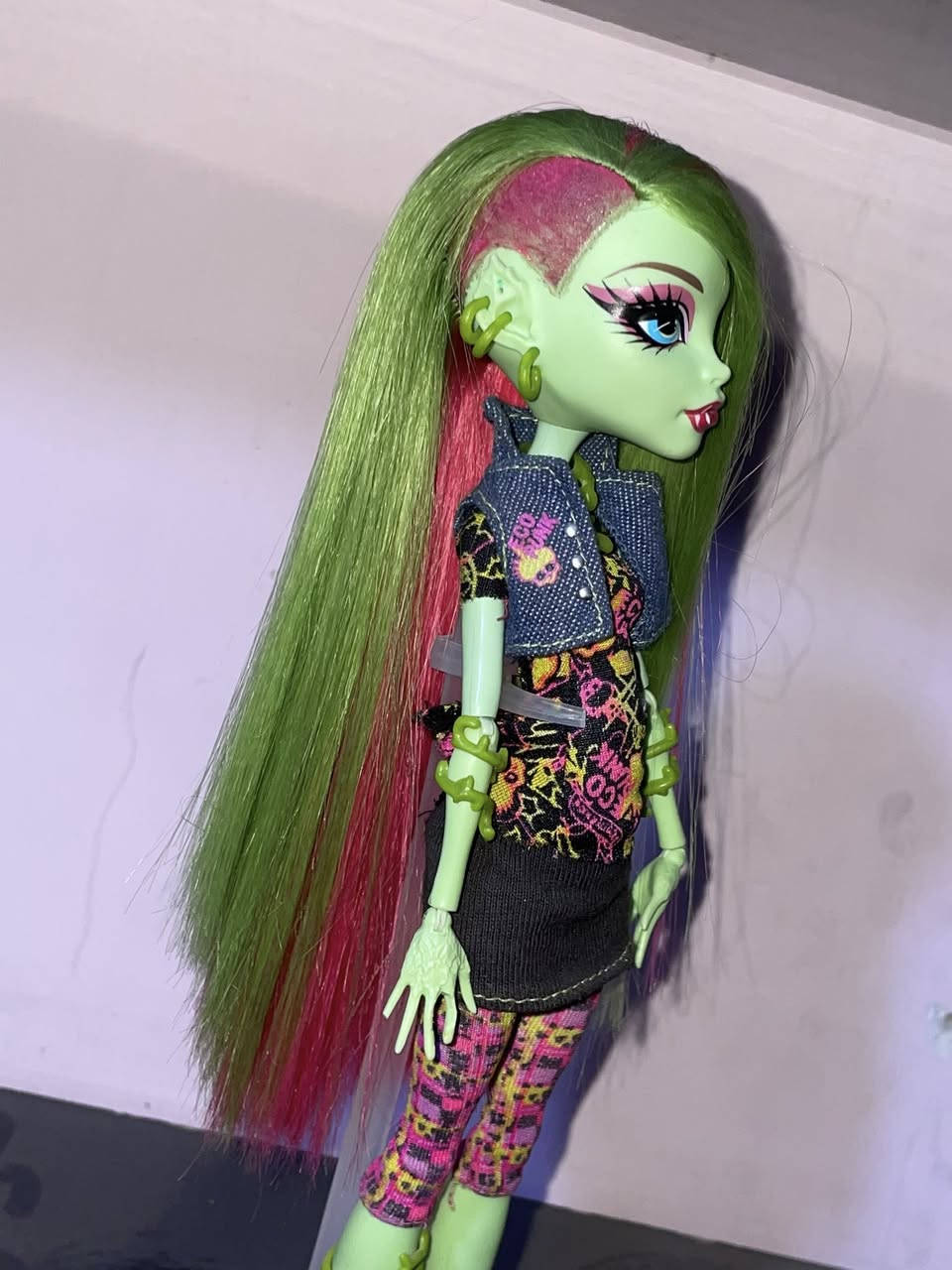 متوفر للمزاد لعابة مونستر هاي شخصية فينس مكفلايتراب 
‏(Venus Mcflytrap) الاصدار الاولي اصدار 2012، القطعة نادرة صعب تتحصل وبحالة مناسبه موضح كلشي بالصور. مغسولة يدوياً شعرها نظيف خالي بالكامل من الصمغ. يجي وياها ستاند، اعرف هواي رح يريدوها وما اعرف بشكد ابيعها فا رح اعرضها مزاد وابيعها اعلى سعر. متوفر توصيل كامل العراق.


**إذا كنت صاحب هذا الإعلان وتريد حذفه لأي سبب، رجاءا أرسل رسالة إلى الدعم الفني**