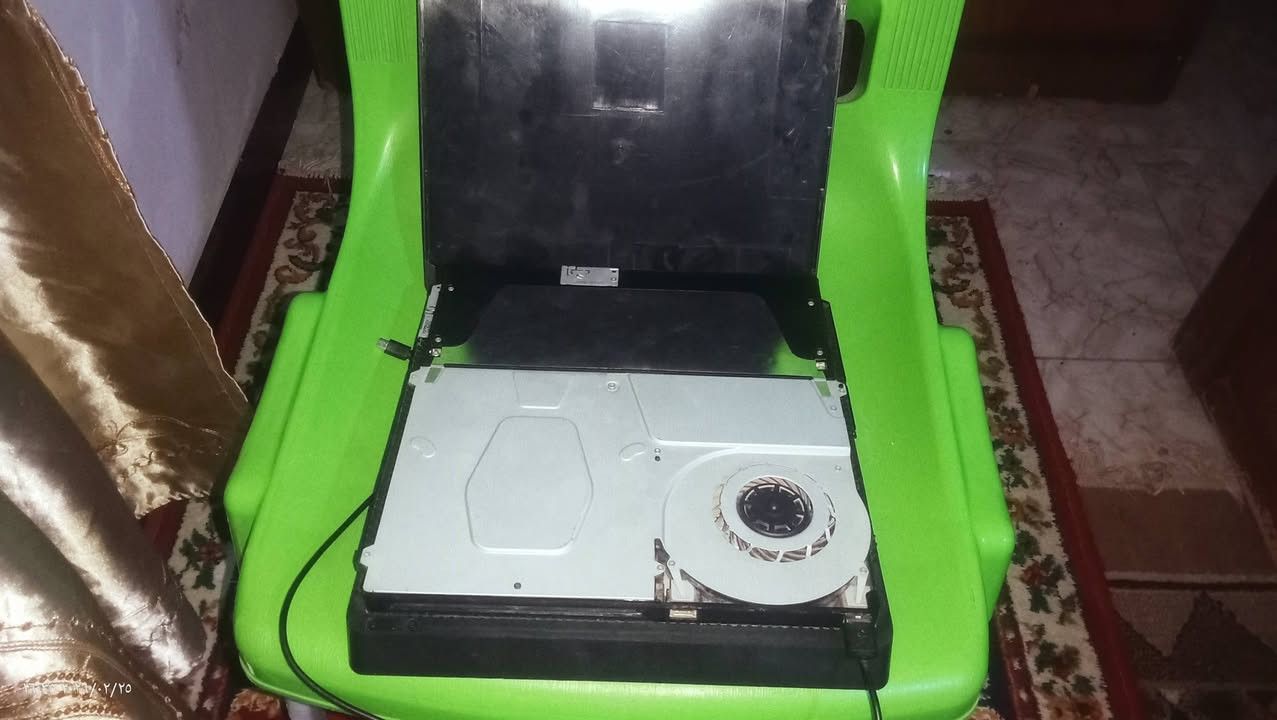 السلام عليكم عند بلي فور قابل للتهكير نضيف جدا جدا للبيع
قرصين (GTA 5/فيفا22)
كيبل شحن (واحد)
وايرات (كامله)
يدات2 (2)(وحده اصلي/وحده تجاري)
نضام(12.52)
السعر(300)بيه مجال حك الجيه العنوان (بغداد _البلديات_مرطبات تفاحه _ قرب مدرسة تبارك الرحمن)رقم الهاتف (***********)
