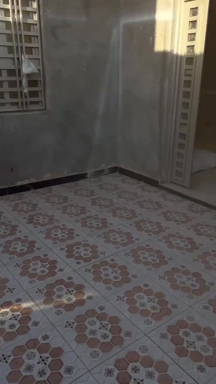 بيت مساحة 200متر
الوجه 10ونزال 20
استقبال 8*4
مطبخ بارد 6*4
مطبخ حار 2*2
صالة9*4
غرف نوم 5*4
صحيات داخلية وخارجية 
منور 3*1

البناء رباط كونكريت بتلو طابوك بنيان بلوك شمال 
سكف صب 
شبابيك تفصال حديد ثقيل 
الارضيه بورسلين 
بيت بناء حديث 2025

موقع البيت قرب سيطرة علئ طريق اسليم 
يبعد عن شارع شط 50متر 

الاستفسار ***********

السعر 65وبي مجال بسيط
