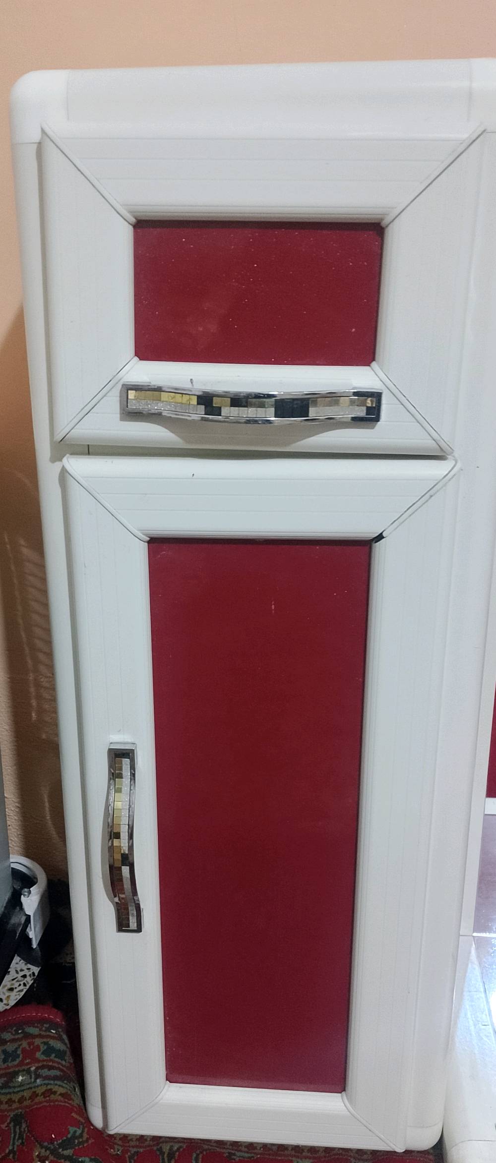 للبيع طقم ديكور حلاقة كامل (3 قطع) بتصميم أنيق وعملي جداً، مصنوع من الألمنيوم الدرجة الأولى (مقاوم للرطوبة والحرارة):
مراية حلاقة واسعة: مع إطار ألمنيوم أبيض وتطعيم أحمر، تعطي مظهر فخم للمكان.
ميز (جاروف) جانبي: يحتوي على درج ومساحة تخزين للمكائن والمعدات، مع يدات كروم حديثة.
رفوف عرض (فاترينة): تحتوي على رفوف زجاجية، مثالية لعرض العطور، الكريمات، أو أدوات الحلاقة.
المميزات 💰 السعر المطلوب: 100 ألف دينار عراقي (سعر قفل وبلاش بالنسبة لنظافته) للتواصل:
عبر الرسائل 