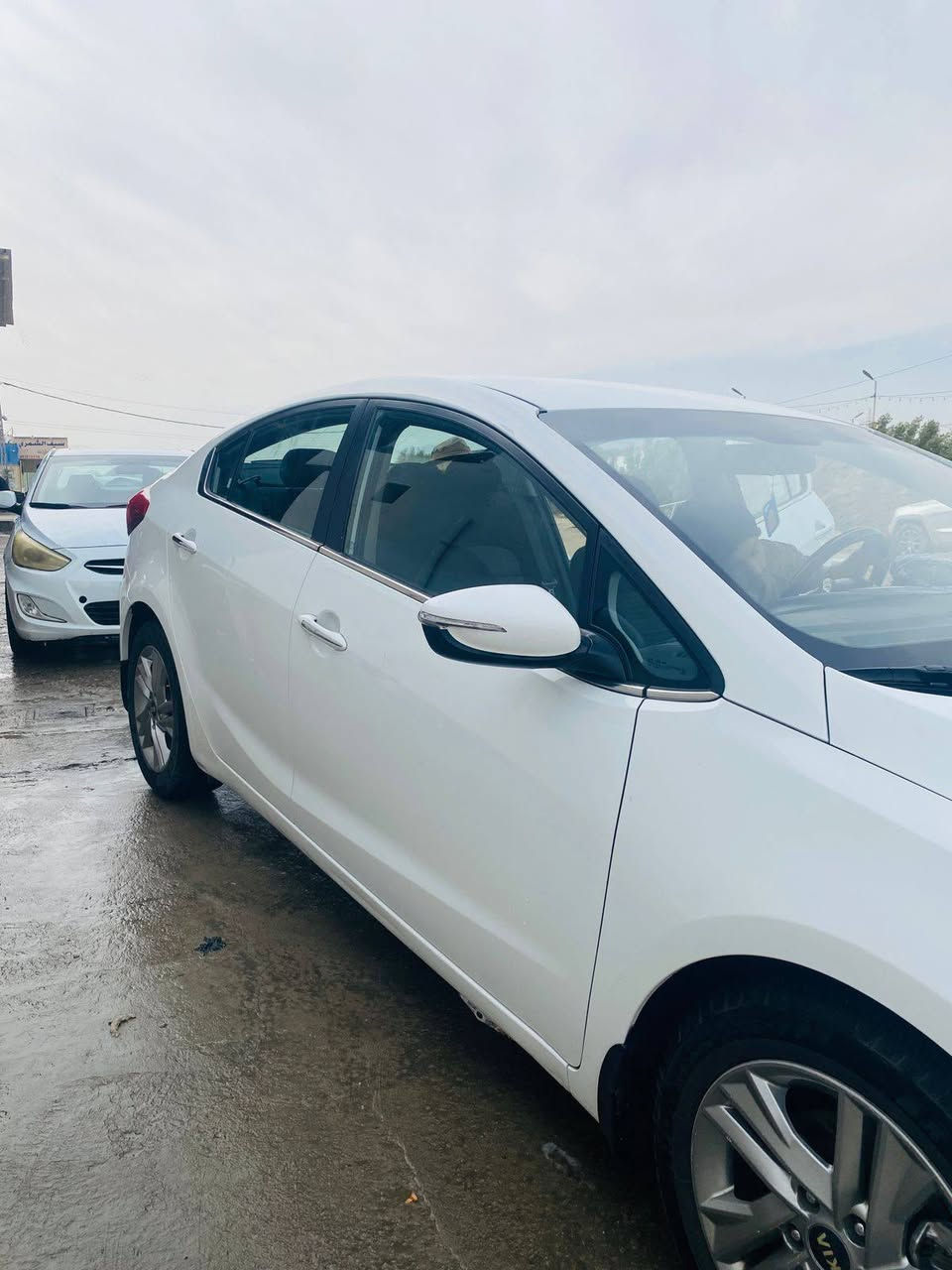 سلام عليكم شباب كيه سراتو مديل ١٤ سياره جديدة معنه الكلمه سياره كفاله بس البنيد براغيه مفتوحة مواصفات اربعه دسك ٥ تجاوي شاشة تحكم سياره جديدة اب معنه الكلمه بل عافيه الي ياخذههه السعر ١٢٢  رقم ***********
