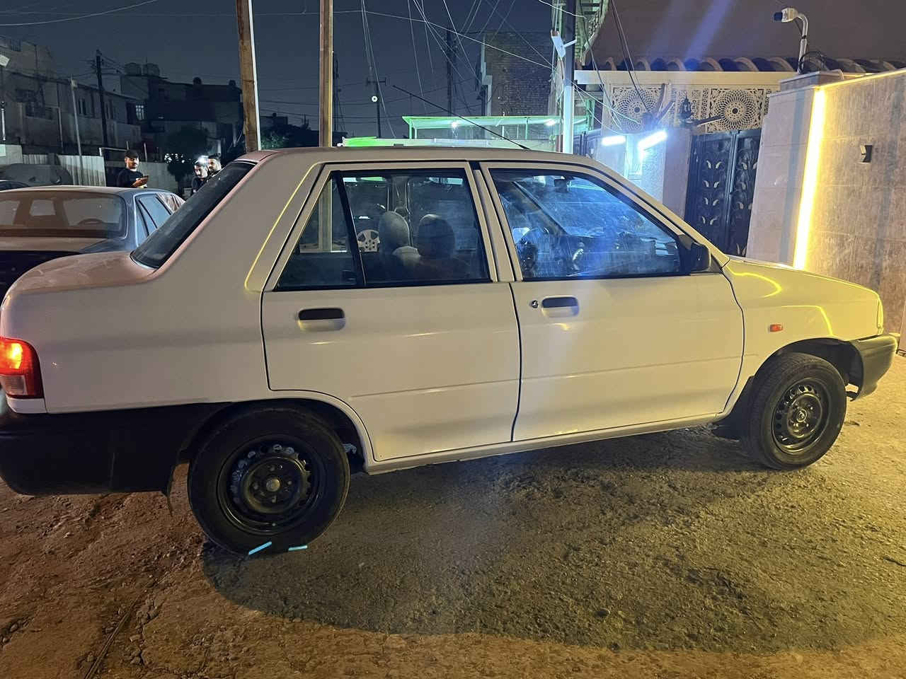 السلام عليكم 
سايبه مديل 23 
كفاله عامه بس هاي يم قبق البانزين 
على وضعيتها
بسمي
ماشيه 65
بغداد المشتل 
السعر 68

***********
