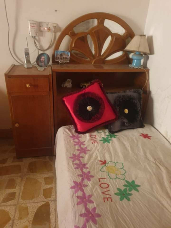 زوج قنفات مع زاويه  صاج نجاره الاصلي نضيفات .
للبيع جربايه ام النفر نضيفه جدا استخدام قليل صاج نجاره الاصلي .
للاستفسار.***********
