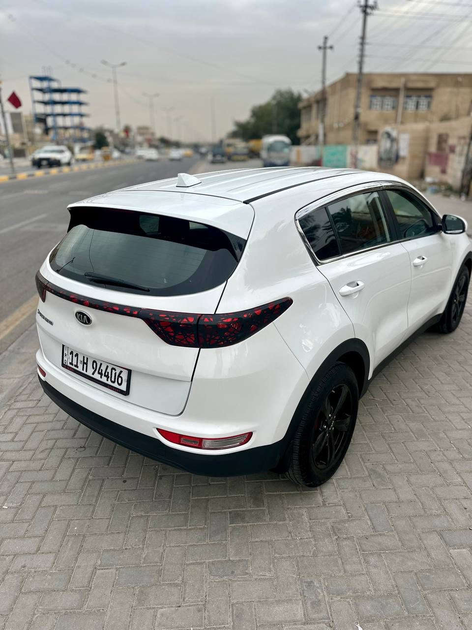 كيا سبورتج 2017
 وارد امريكي جديدة جداً
حادثهة طخة بالباب الخلف السائق مصلح نفسة ومصبوغ بدون تبديل شبه مابيهة حادث
محرك 2400 جي دي آي
ماشية 80,000 ميل 
جاهزة برغي مابيهة نقص
رقم بغداد الجديد بأسمي
السعر 153
مكانهة بغداد حي الاعلام 
***********
