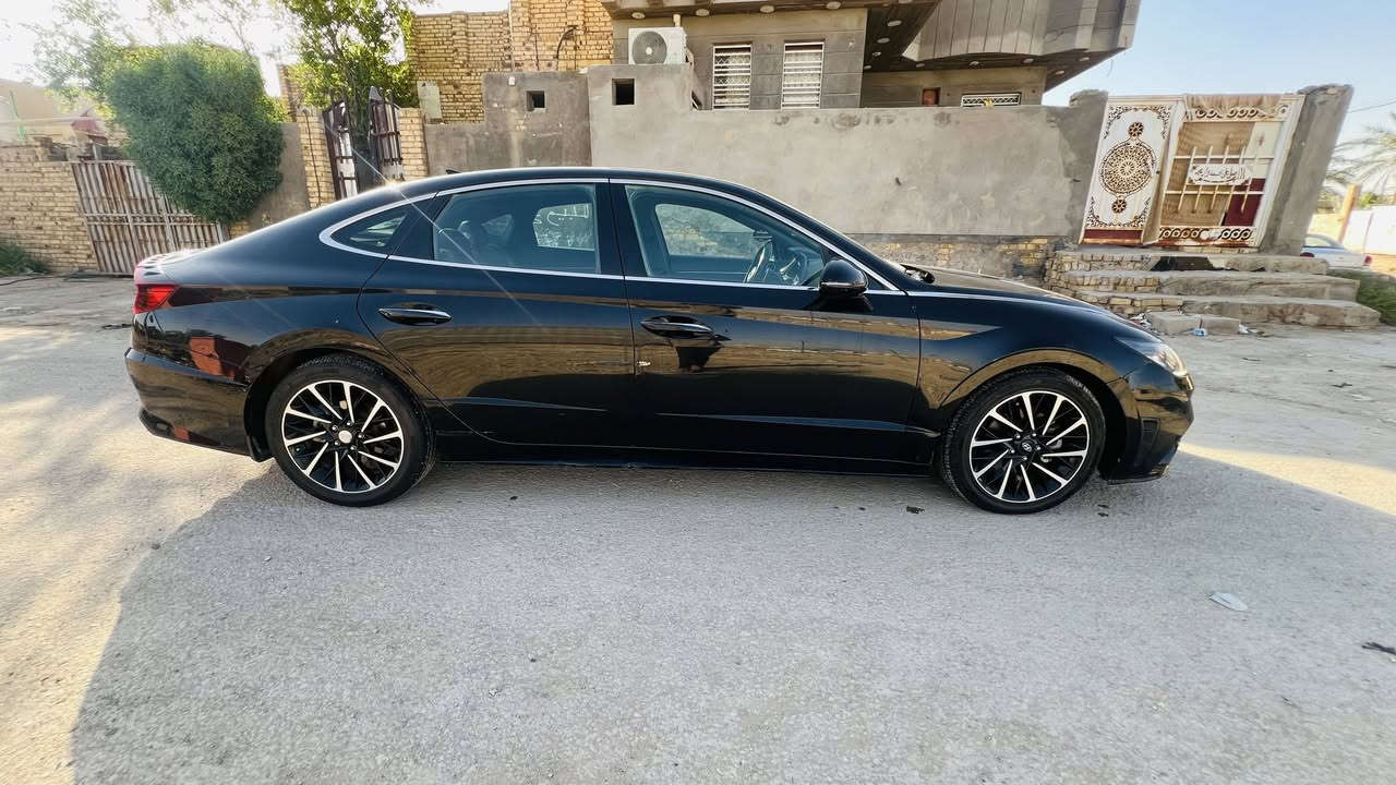 السلام عليكم للبيع سوناته موديل 2020وارد امريكي مواصفات Nln فول عدى البنراما سياره جديده بمعنى الكلمه عله وضع الشركه كتلوك الشركه بيه مكينه كير حداديه تبريد ثلج سياره ماشيه  140kالف حداديه شرط 100% سياره شكل رياضي مال جناي  زنون عالي ناصي دفيوز خلفي بلادي لحيه اماميه سياره متعوب عليه واحله من الصوره  سياره مواصفاته /
بصمه وبصمه أبواب / كامره دواره خلفيه 
شاشه كبيره  / حساسات اماميه وخلفيه 
رادار أمامي وجانبي / انضمه قياده سبورت وايكو وقتصاد 
نقطه عمياء /تحديد مسار / شاحن لاسلكي بلادي /كير دكم / اناره ليله /اشاير ترحيب /وبعد بيه مواصفات هواي 
((السياره حادث امريكه بيه بنيد بمدل أصلي واكو بارد بسيط بجاملغات فقط شواصي مكفوله سياره كله مكفوله لا صبغ ولا أي شي بيه شرط)))
السياره رقم قادسيه باقي  6تشهر وتصير حره معوقين والمعوق تريد وكاله يسوي مضمونه 
سعره ب 120واكو مجال بسيط 
مكانه الديوانية  للستفسار الاتصال بل رقم ***********
