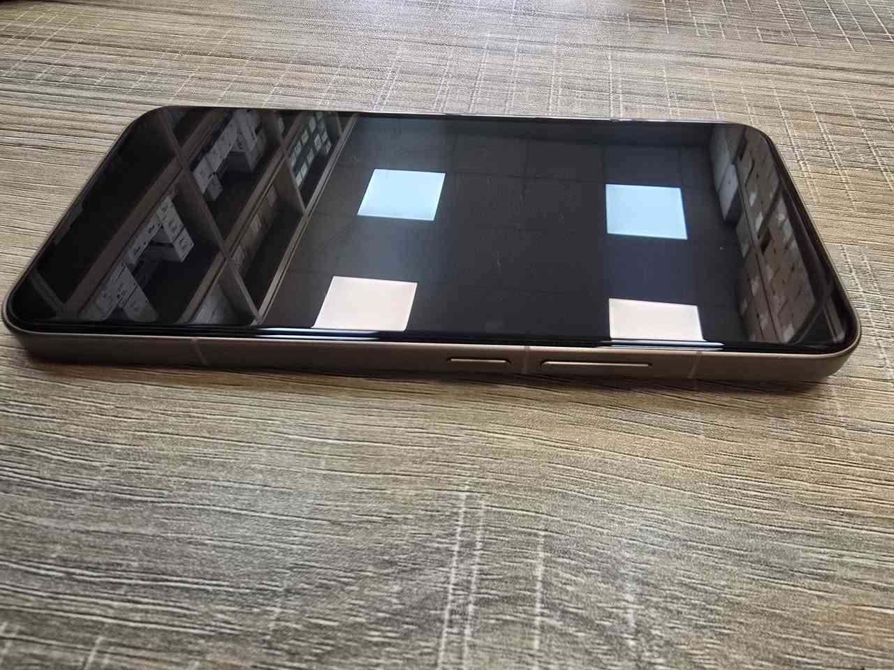 📱 للبيع: Xiaomi 14T (الوحش الجديد من شاومي)
​الجهاز غني عن التعريف، يجمع بين الأداء الخارق وكاميرات Leica الاحترافية.
​المواصفات الرئيسية:
​الشاشة: AMOLED بتردد 144Hz، تدعم 68 مليار لون وسطوع عالي جداً تحت الشمس.
​المعالج: Dimensity 8300 Ultra (أداء جبار للألعاب القوية مثل ببجي وغيرها بسلاسة تامة).
​الكاميرا: نظام كاميرات ثلاثي من شركة Leica العالمية، دقة 50 ميجابكسل، تعطيك صور سينمائية وألوان حقيقية.
​البطارية: 5000 mAh مع شحن سريع جداً.
​المتانة: مقاوم للماء والغبار بمعيار IP68.
​التصميم: فريم وتصميم فخم ولون مميز (تيتانيوم).
​الحالة:
​الجهاز نظيف جداً (مثل الجديد).
​كامل الملحقات موجودة.
​السعر النهائي:
💰 400,000 دينار عراقي (قفل)
شتريته ب850000 قبل شهر 
سبب البيع ظروف طارئة 
للتواصل على الرقم ‎0781 544 5076
