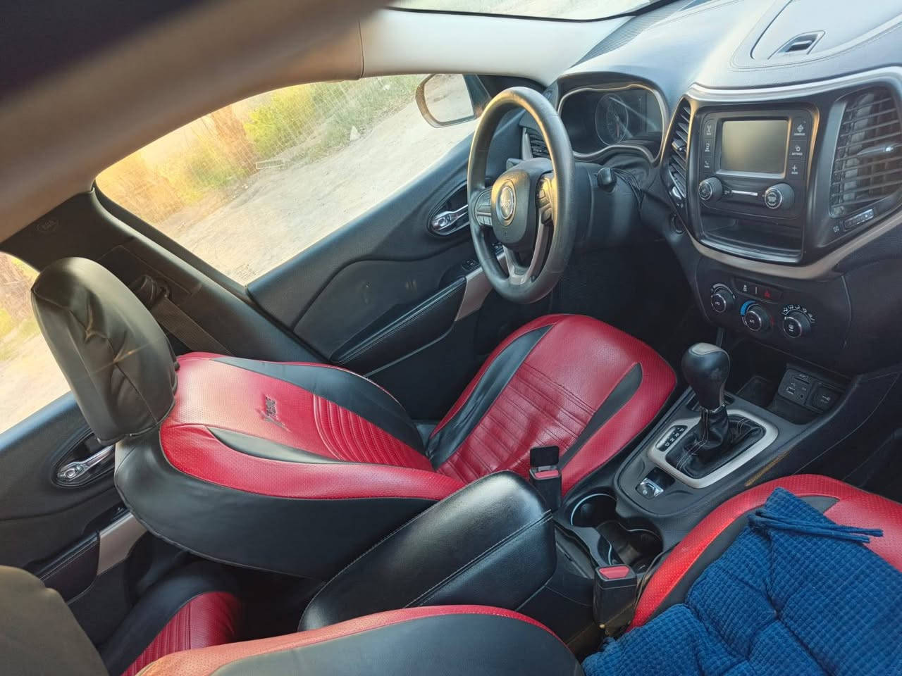 السلام عليكم للبيع جيب بزون 2018 رقم واسط دولي بسمي
حادثها تبديل جاملغ وبنيد بدون دواخل 
مواصفات 
بصمه 
شاشه كامره 
تبريد قطعتين 
وباقي المواصفات 
السياره جاهزه كير محرك حداده تبريد تخم تاير ظ
محرك ما مفتوح 4سلندر 
ماشيه 140 
السعر: 115 وبي مجال 
المكان ناصرية الغراف 
للاستفسار الاتصال على الرقم التالي: ***********
