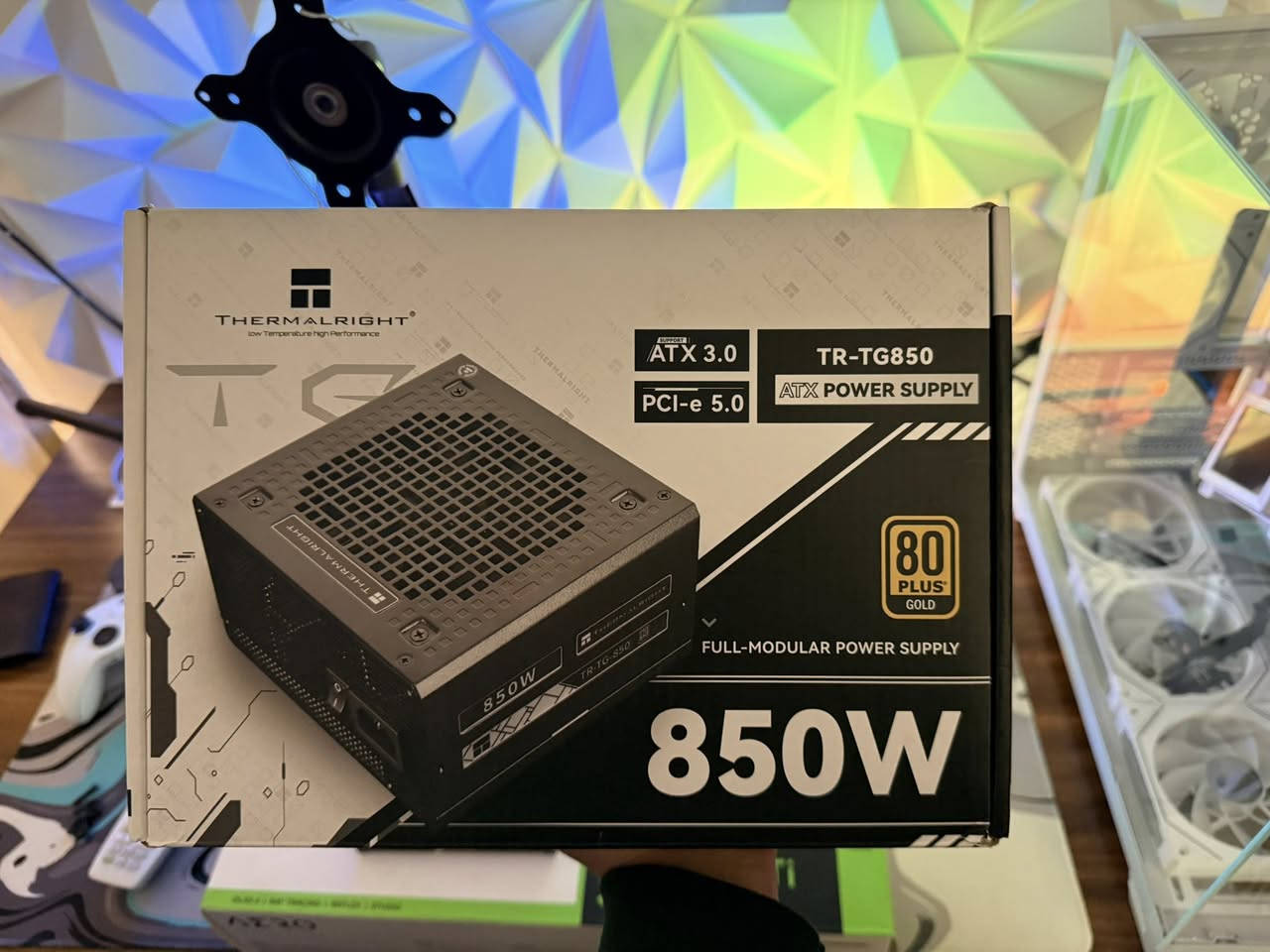 قطع PC للبيع هيه تجميعه كامله بدون معالج ردت اجمعها وماتوفقت بيها للبيع القطع جدد بعدهن 

RTX 5070 Ti جديد  
مليون و 825

DDR5 CORSAIR (16x2) 32GB 6000Mhz
450 الف

بورد ROG X870 White جديد
475 الف

مبرد Lian Li Hydroshift LCD ابيض 
180 الف

M.2 Lexer Gen4 7400Mb 2T
250 الف

PSU Thermlright 850W Gold
90 الف

Case Lian Li vision compact ابيض وياه 8 فانات
ب275 الف

مكاني بغداد 
***********
