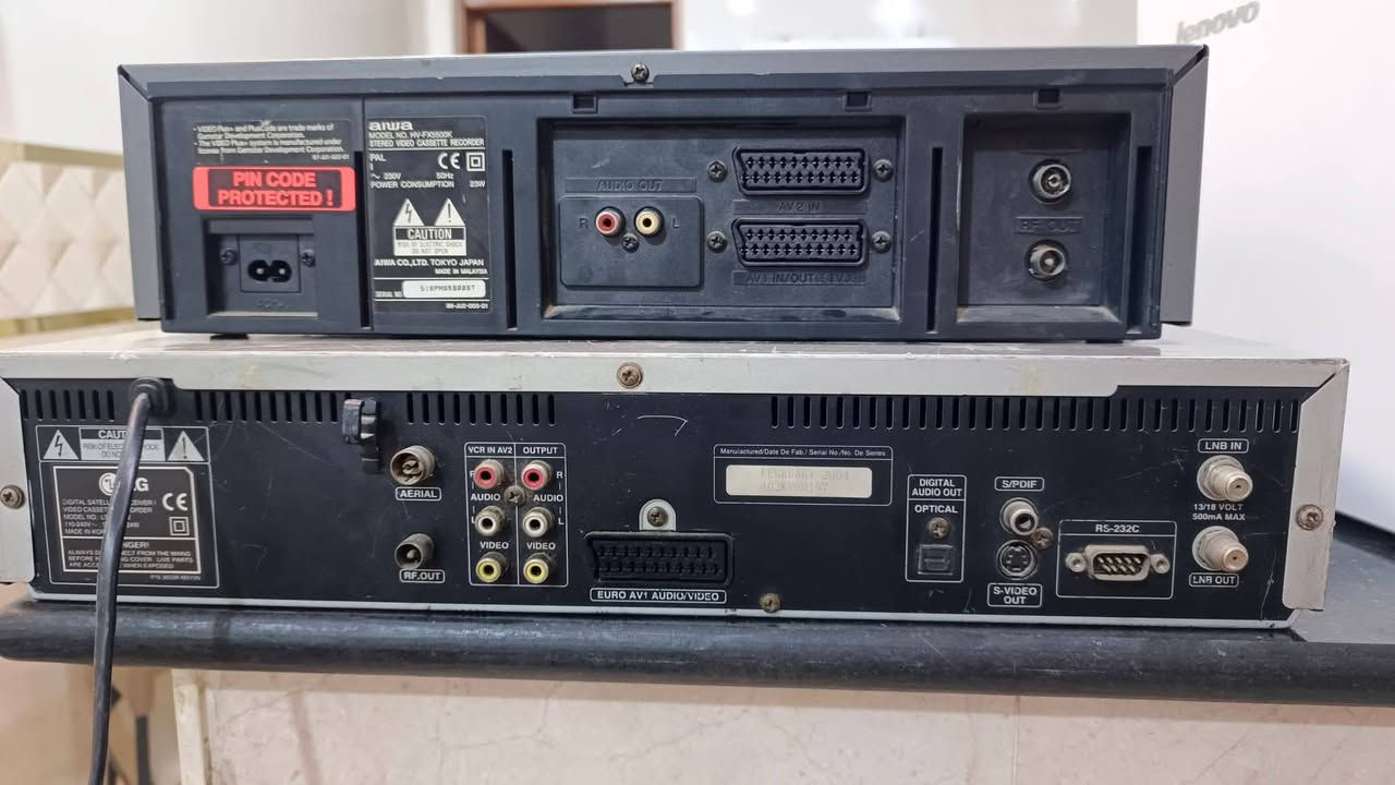 اجهزة فيديو كاسيت VHS باله خليجيه قطعتين الاول LG كوري اصلي بي ستلايت و يستقبل اقمار صناعيه  و يسجل من التلفزيون او الستلايت، لكن الفيديو مو شغال الكاسيت مجاي يدخل بالجهاز نوبات يدخل طبيعي ورة ثواني يطلع من الجهاز. 
الجهاز الثاني آيوا صناعه ماليزيا فقط مشغل و مسجل فيديو بي خلل مجاي ياخذ الكاسيت و مجاي يطلع اشاره بالتلفزيون فقط شاشه الجهاز مشتغله. 
الجهازين اعتقد عطل بالميكانزم و الاجهزة احتمال ٩٩٪ مفتوحات للأمانه. 
٦٠ الف للقطعتين


**إذا كنت صاحب هذا الإعلان وتريد حذفه لأي سبب، رجاءا أرسل رسالة إلى الدعم الفني**