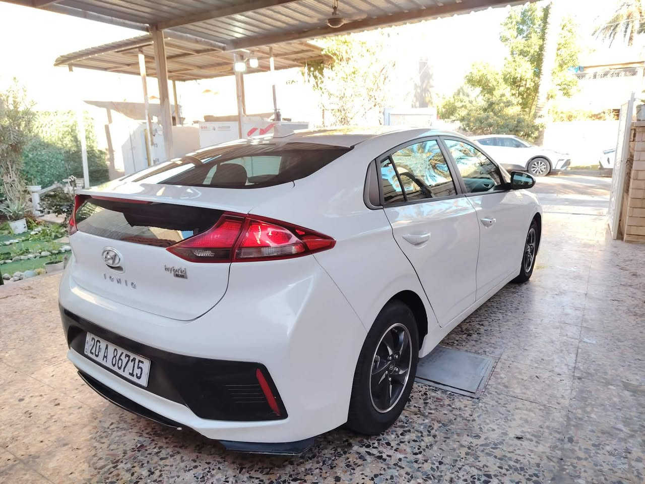 السلام عليكم 🚗
اللهم صل على محمد وال محمد
(السعر جدا مناسب) 
هونداي أيونك هايبرد
سنة الصنع : 2022 
اللون : ابيض
الرقم : دولي بأسمي تحويل ثاني يوم
بيع او مراوس حسب القناعه 
العداد : 50
اقتصاديه جداً تمشي بالتفويله 800 كيلو
حجم المحرك : 1600 (هايبرد)

المواصفات : ✨
بصمه عدد ١
بصمه ابواب وجنطه
دخول ذكي
اضاءه ذكيه بالابواب
تحديد مسار 
تحديد سرعة 
كشاف ضباب 
رادار امامي 
كامرة خلفية دوارة 
شاشة كار بلي + اندرويد اوتو 
هاند بريك بصمه
تحكمات ستيرن جهتين
مانع تزحلق
جام فول اوتو
3 انضمه قياده ( ايكو - سبورت - هايبرد)
شاشة car play+auto play
تبريد بيانو ( لمس)
اوتو هولد 
اطفاء ذاتي
حجر بيئة اصلي 
بطاريه ليثيوم
ستيرن حرف D
كير عادي واوتو 
وبعد مواصفات اكثر 

السيارة حادثها دعاميه وبراكيت وبيها قطع صبغ بدون ضرر من امريكا والسونار وصور الحادث موجودات
 محرك كير مكفولات 
  

عدا الذكرتهم اتحمل فلوس السونار وسيارة تاخذها بلاش 

ترقيم وسنوية وهزة وفحص جديدات
السعر :123
المكان : بغداد حي الجامعه ت***********
