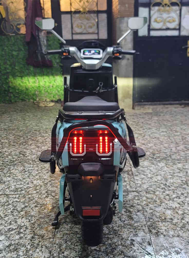 السلام عليكم...دراجه كهربائيه BENENG.. موديل .2025...ملف 2000..عدد البطاريات ..6..مسطره...السرعه ..110.k...اطارات أمامي خلفي جوبلس ..دسك أمامي خلفي عنبار دهن..تشغيل ..سويج ..وكارت...كهربائيات كله شغاله..اشاره..دبل اشاره..لايت عالي ناصي..هورن..سكن..سطاب لايت..مخرج شحن USP...طلاعات أماميه خلفيه...سستم  درع كامل...جهاز انذار ومانع سرقه سيكورتي قفل اطار...شاحنه اصليه تدعم الشحن السريع والأيقاف الذاتي عند امتلاء البطاريات....ملحقاته ..جنطه خلفيه..جادر مطري ...
(اخوان البطاريات نسبته 60%..يعني تقطع مسافه .40.k..مو اكثر ..)
نظافة الدراجه .100%...مكفوله من الشخط...السعر (.750.) قفل ...مكاني بغداد الشعب...الشراي يتصل...***********..
