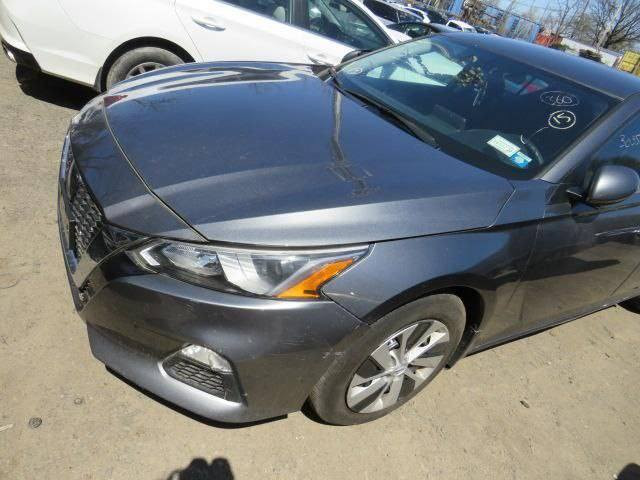 السلام عليكم 
للبيع التيما 20 وارد امريكي مواصفات s
بيها صندوك مبدل نفس اللون وجاملغ بارد وتلث قطع بخ امريكا
رقم بغداد معوقين بأسمي باقيلها سنة و4 اشهر تصير حرة 
مكانها اربيل 
السعر 135 وبيها مجال
للتواصل على الرقم ***********
