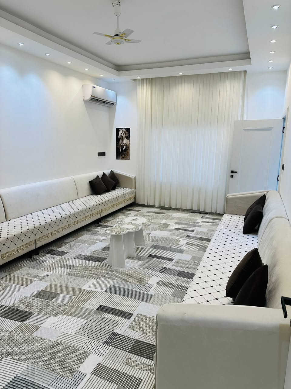 مجمع السلطان السكني
المساحه ٢٠٠ متر طابق ونص 
٣ غرف نوم 
صاله 
استقبال 
مطبخ 
بيع مع الاثاث كامل 
 السعر ١٩٩ مليون وبي مجال 
للاستفسار وباقي التفاصيل 
***********
