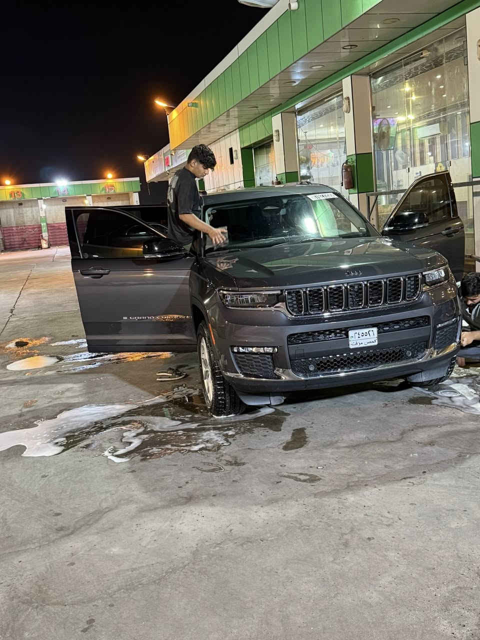 السلام عليكم      للبيع جيب كراند شيروكي لامتد موديل 2023 سبعه راكب منفصل رقم بصره جديد حادثهها كدامك بالصور طخه بالبنيد ومصلحها عنوان بصره *********** صور الحادث بالاخير وارد  امريكي السعر 3شدات
