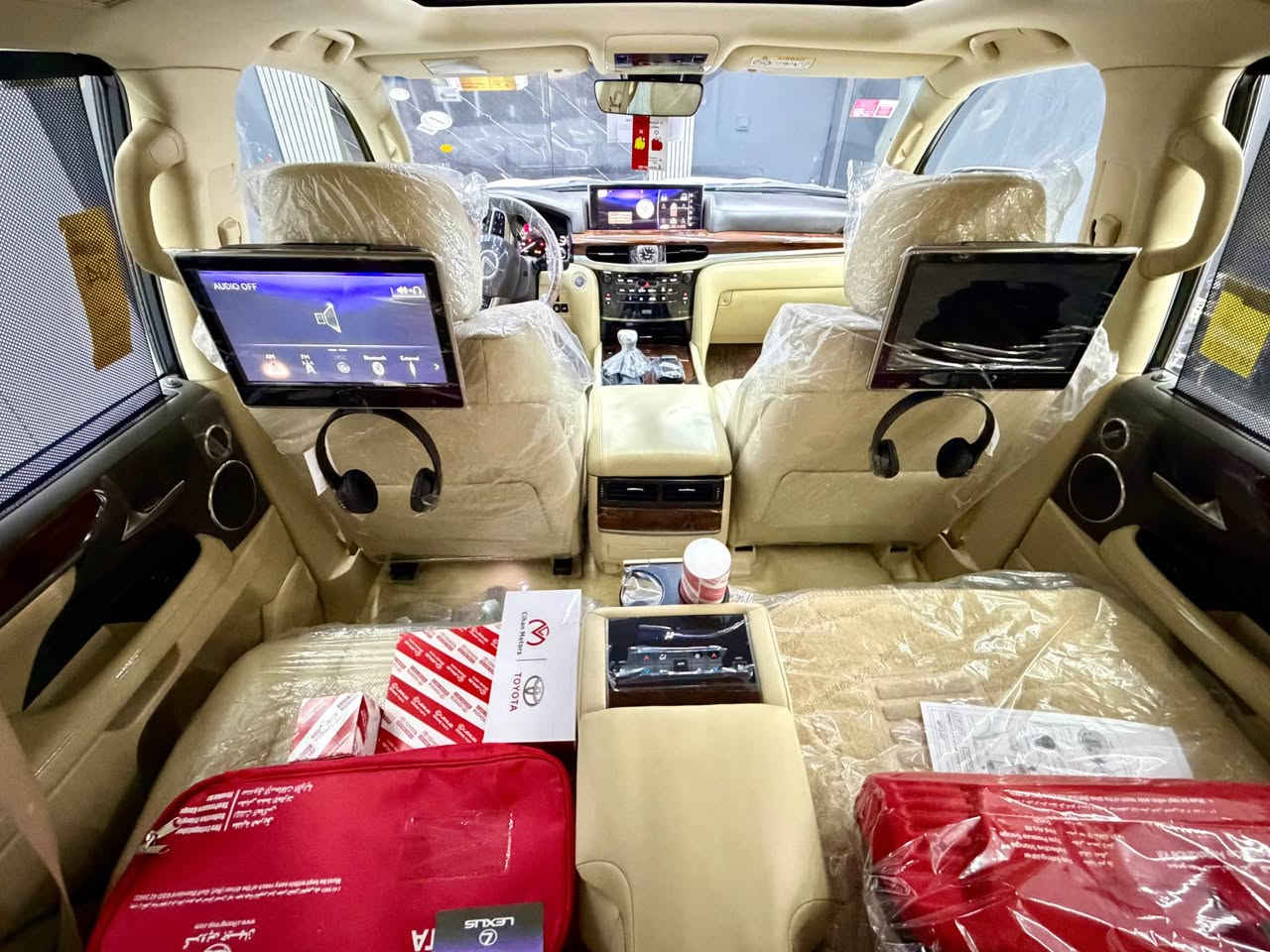 لكزس سبورت 2016  LX 570   برمي
‎مكفولة كفالة عامة من الدعامية إلى الدعامية  
‎بدون صبغ، بدون حوادث، بدون رصعات، بدون حتى خدوش  
‎الدعاميات بدون صبغ، رمل أبيض، لحية بدون صبغ، بقية السيارة بشرط  
                                                                سعر 598
‎ ***********ره قم صاحب     
‎ داخل بيجي بسمطين + + سماعة بيادي موجودة  
‎المسافة المقطوعة:88,000 كلم 

‎فول مواصفات:  
‎- بصمة  
‎- نظام منع الانزلاق  
‎- ورقة البيانات  
‎- كراسي جلد تعمل بالتدفئة والتبريد  
‎- نظام التحكم بالاحتلال  
‎- رأس ديفيد  
‎- 5 كاميرات  
‎- ثلاجة  
‎- زينون  
‎- جلد جاف  
‎- تدفئة وتبريد  
‎- خزينة  
‎- هواء مزدوج  
‎- نظام Eco Sport  
‎- حساسات خلفية  
‎- مرايا كهربائية  
‎- فتحة سقف  
‎- باب خلفي كهربائي  
‎- رادار أمامي  

‎المحرك والقير بحالة ممتازة ولم يتم فتحهما  
‎السيارة نظيفة جدًا، كل شيء يعمل بشكل صحيح  
‎السيارة مؤمنة حتى عام 2029  
‎السيارة باسم المعلن، مع إمكانية التحويل والترخيص  
‎السيارة خالية من الديون، التمويل كامل من جميع النواحي  

‎نظافة السيارة 100%، تم عمل صيانة دورية بانتظام، بدون أي نقص  
‎السيارة ملك للبيت، لا يوجد بها أي نقص، وتحتوي على 4 إطارات جديدة  

‎البيع نقدًا أو تحويل بنكي، مع إمكانية عمل وكالة  
‎السيارة موجودة في السليمانية  
‎رقم صاحب ***********

‎.:: السعر خاص ب رسالة خاص ::. السليمانية, العراق
