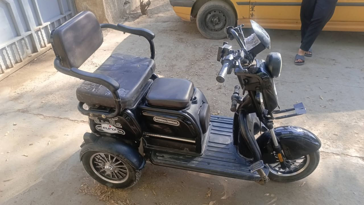 سلام عليكم 
دراجه شحن 
سعر ٤٥٠ 
بطاريات نظيفه
كامله شغاله
مكان بغداد الشعله الاولى 
***********
