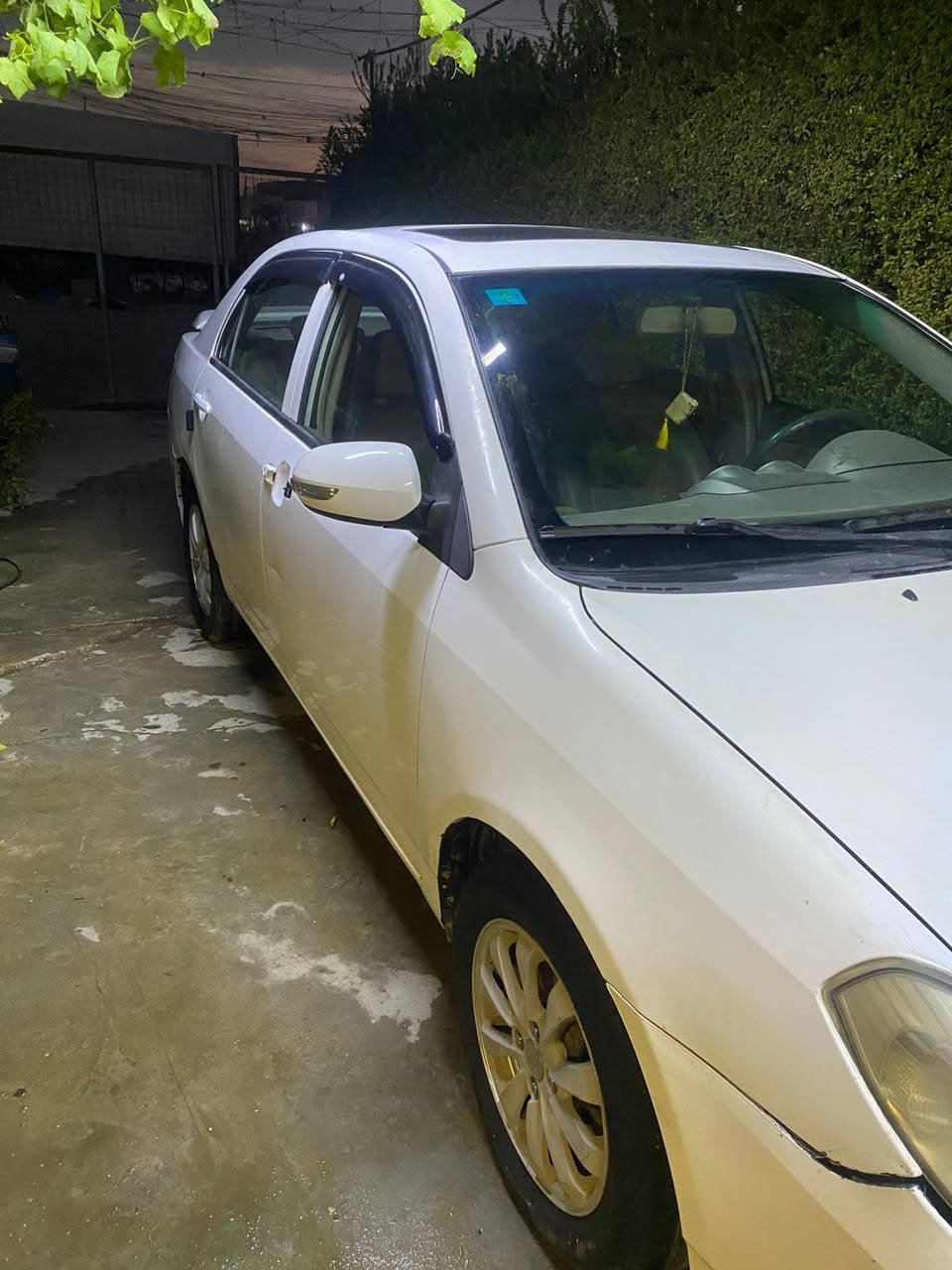 سلام عليكم سياره للبيع BYD موديل 2013 ابيض بيها طخات بسيطه تبريد تدفئه محرك وكير صدر امامي وخلفي جيده بس مرات كير يبوش داخل جلد بصمه شاشه لمس تفاصيل اكثر اتصل على رقم ***********
