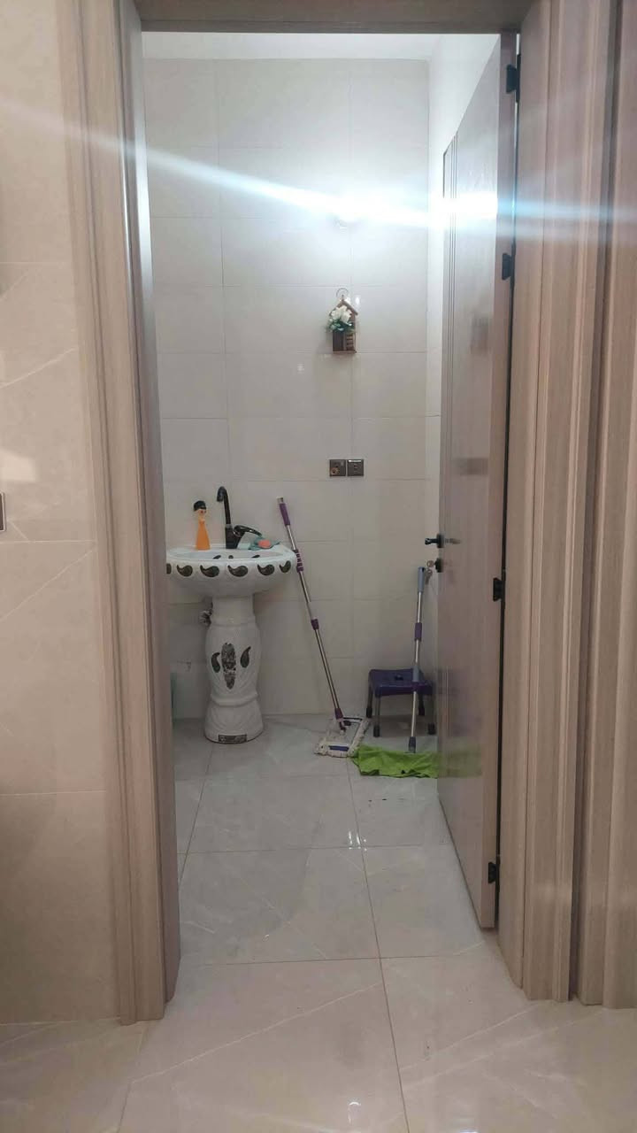 بيت ١٥٠ متر بناء حديث مودرن سنة البناء قبل سنه طابقين ونص نضام الغرف سويتات البيت كل حيطانه بورسلين عدا السقوف بورك الاتصال ***********
