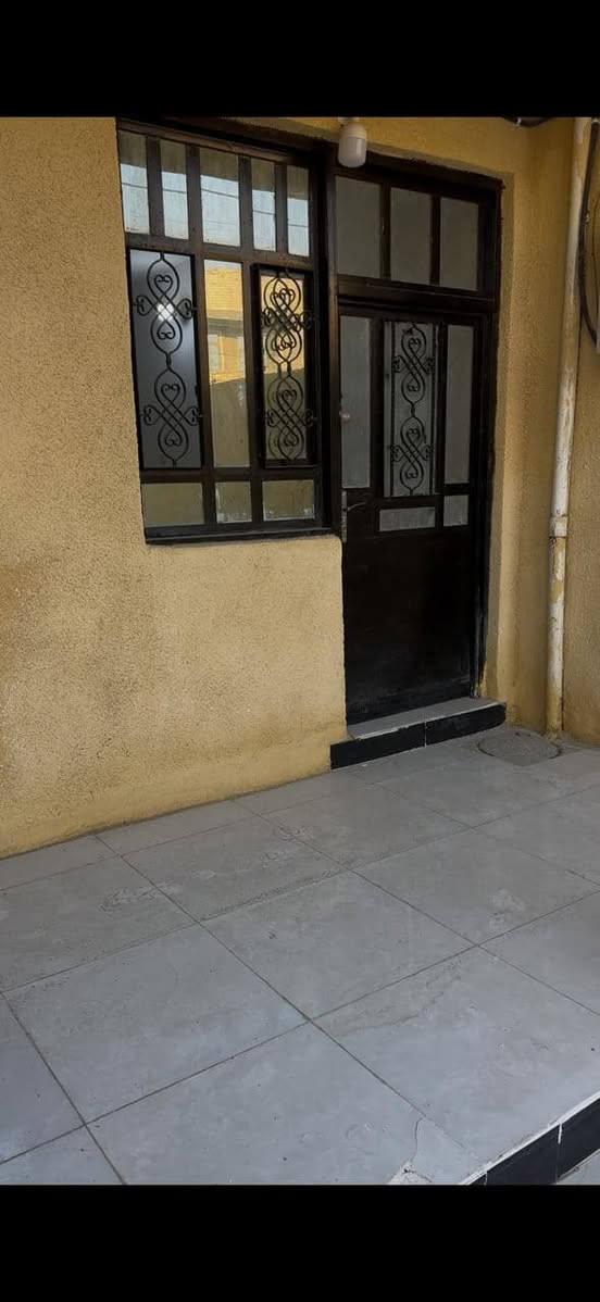 السلام عليكم
بيت للبيع في المحمودية حي السلام المربع الاول شارع الكرار سادس فرع على نفس جهة معرض الكرار المساحة 150 متر الوجه 6 متر والنزال 25 متر طابقين معزولة بشكل كامل بدرج خارجي مكون من كراج كبير واستقبال ومطبخ وحولي وحمام وغرفة نوم والطابق الثاني نفس البناء البيت مرمم جديد ونظيف جدا وجاهز من كل شي اذا تحب ادزلك الموقع راسلني واتس أب
السعر       170  مليون وبي مجال
هاتف      ***********
***********
