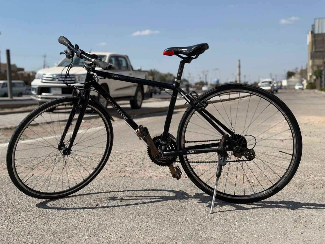 النوع: دراجة سبورت / طريق (Racing Sport)
اللون: أسود مع فورك أمامي أسود

حجم الإطار: تقريباً 26 أو 28 إنج (واضح أنه كبير مناسب للشباب)

الفريم: حديد خفيف وقوي

عدد السرعات: سرعات متعددة (قدام وخلف – تقريباً 18 إلى 21 سرعة)

نظام تبديل السرعات: مقبض تبديل على المقود

الفرامل: فرامل يدوية أمامي وخلفي

الإطارات: رفيعة مناسبة للشارع والسرعة

ستاند (مسند): موجود

الدواسات: رياضية

المقود: مستقيم مريح للسيطرة

السعر : 125 الف

البايسكل مستعمل مثل ما واضح بل صوره لاكن قليل وحالته نضيفه وكلشي بي شغال


**إذا كنت صاحب هذا الإعلان وتريد حذفه لأي سبب، رجاءا أرسل رسالة إلى الدعم الفني**