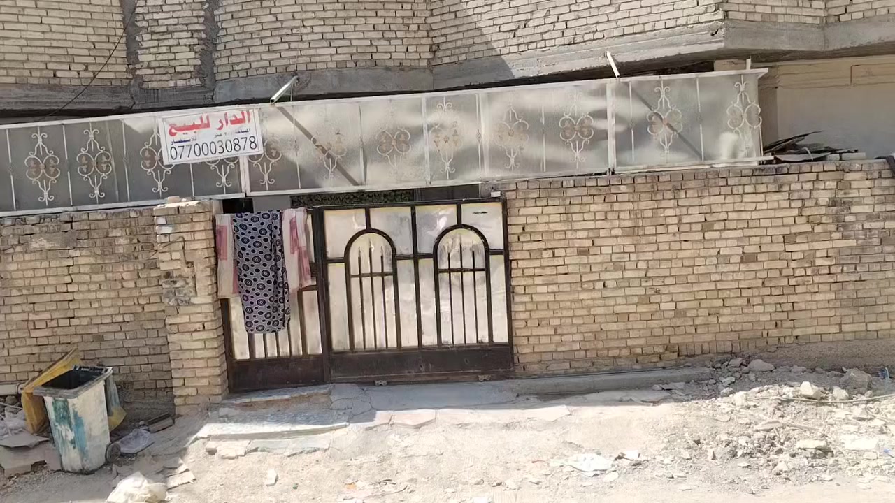 السلام عليكم بيت للبيع تجاوز في منطقه حي اور ام الكبر والغزلان الشارع خلف كراج ابو الريش قرب مدرسه الكرفانات الفرع مقابيل المدرسه هو الفرع على اليمين المساحه 200 متر الواجهه 20 والنزال 10 الاستفسار على الرقم الهاتف ***********
