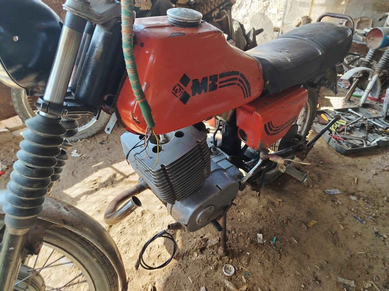من رخصت المدير ٨٢ للبيع متروك  و مكينه ٤ كير بيهه النمره الثالثه ماتاخذ مكان الأنبار هيت اتصل على الرقم ***********
