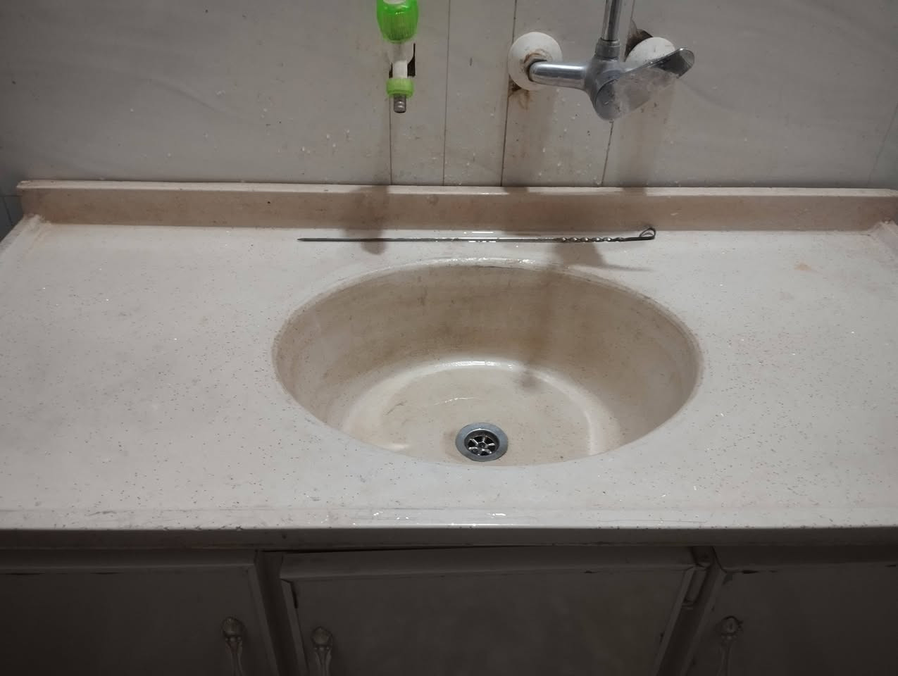 كاونتر للبيع السعر ٢٠٠الف مكاني. نجف. حي النداء رقم الهاتف ***********
