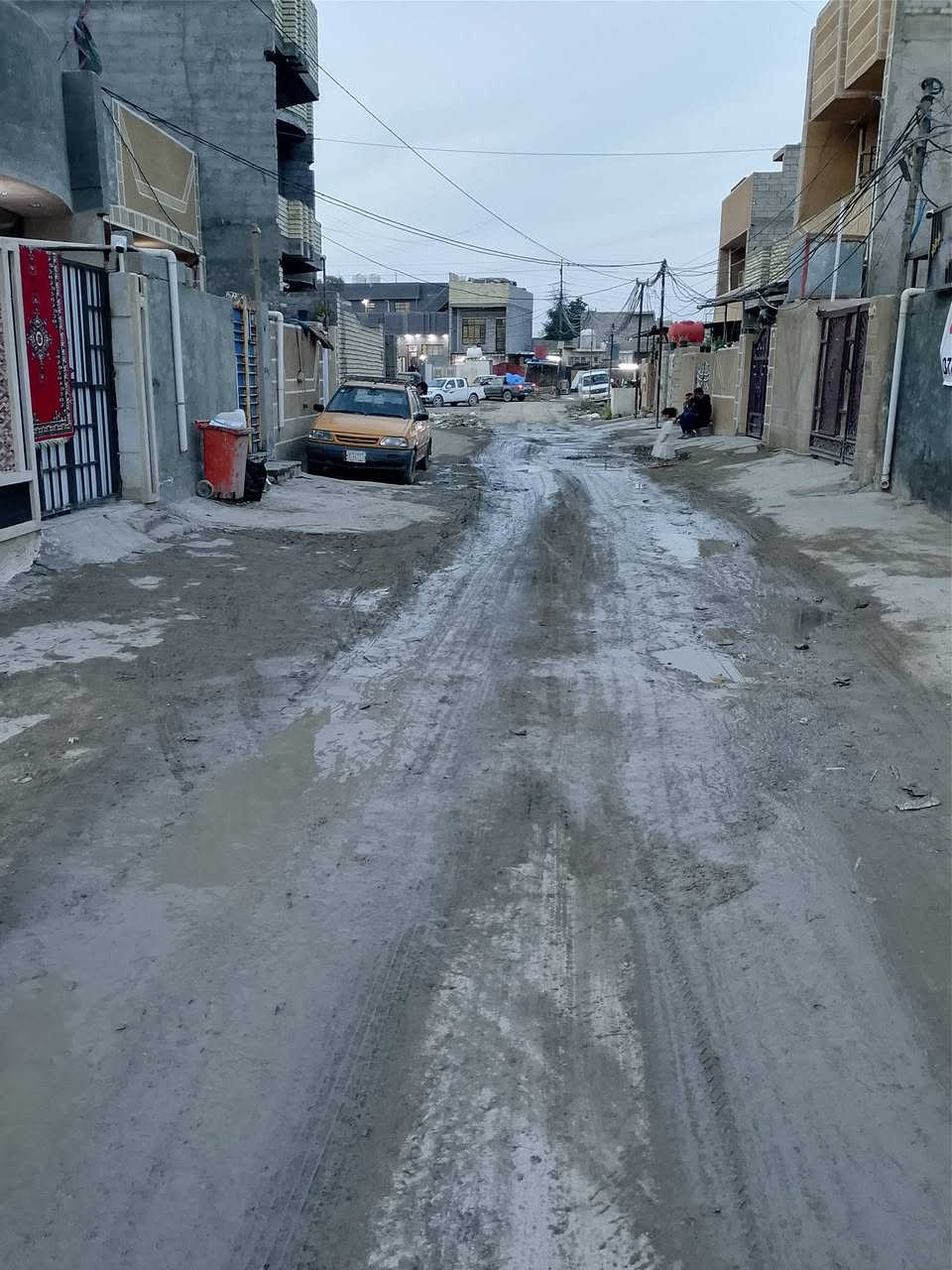 السلام عليكم كاع 100 متر قريب على الشارع العام او الشارع بين السده وصالون ام بنين السعر 17 وبيها مجال ***********
