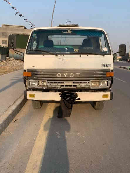 سلام عليكم تيوتة سطحة مديل 1993 رقم بغداد الماني 28 بلسنوية حمل مكينة 14 بيهة خيط بخار صاحبهة يريد تحويل السعر  80 وبيهة مجال قليل اني مكلف بلنشر هاذة رقم صاحبهة ***********
