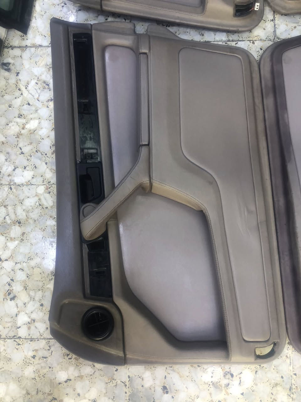 للبيع ابطاين حاويه
باب طويل لون بيجي ***********
