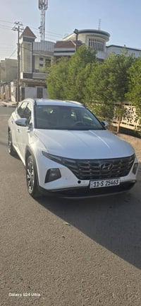 سيارة توسان. لون ابيض خليجي. ارقام بغداد. مكفول ١٠٠٪ عدا ضربة بسيطة جد...