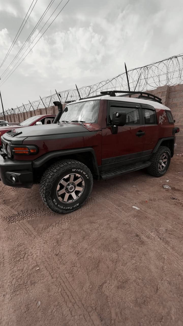 تيوتا اف جي كروسير 2008 Toyota Fj Cruiser
* خليجي كلين 
* محرك 6 سلندر 4000
* كفاله من الحادث والصبغ + گير ومحرك ( المحرك مبدل اويل بم فقط لا غير واكفلك اياها ووين متريد تروح تفحص او تاخذ تراي عندك العراق من شمال لجنوبه بشرط تبج بيها مو تمشيلي 120 اصعد 140-160 واذا خيالها اعبر ) 
* رقم بغداد سنويه وهزه جديدة قبل شهر 
* فور ويل درايف 4x4
* اير تراك + دفلوك 
* حساس خلفي + كامرة FHD
* شاشة حجم 13 انش فيرجن 2 اندرويد اوتو + ابل كار بلي . مفوله مواصفات تحكم كامل + سيم كرت + usb عدد 2 سعرها بالاسواق 1.2 - 1.3 مليون 
* حامل اكواب cup holder عدد 2 
* تجوه (حصان) تغير كامل بيها اضافات جداحه + منفذ usb عدد 2 + منفذ type c مع حامل اكواب خلفي عدد 2 ومكان تخزين جيد 
* السياره مسويلها تغليف عوازل صوت + حراره بالكامل 
* ويل حجم 17 موديل 20 اصلي عدد 4 + 1  نفس الشكل لكن تجاري  
* تايرات عدد 5 جبلي وسط 
* منظومه الوقود مدامه نوزلات + فيول بم + بلكات + مجاول كله جديد ( تانكي واحد)
* سستم صوت كامل + دمام 
* ستيرن كاربون فايبر مع تحكم كامل 
* ضفيره * دكمه مال فصله التراكشن و مانع الانزلاق 
* منظومه التبريد شغاله وجيده جداً 
* ادامه شامله للبور ستيرن + منظومه الABS + صلايب 
* كت كفرات كامل اسود ( مري جانبيه + يدات ابواب + فتحه الوقود + لايتات اماميه + بگ لايتات 
* كت كامل ترفيع للمقاعد الاماميه 
* دعاميه اماميه خلفيه بلادي 
*هوك خلفي 
* السياره اي بارد مابيها البنيد بي جراد + اكو اماكن اسفل زجاج الابواب بي نسبه بسيطه من اللكلير المحروق 
* بيها طعجه بسيطه بالبگ لايت خلف السائق ممعدلها ولا مسويله بارد لان ممبين 
* انطيك ويا السياره التالي :
بجم رانج + البكلايتات 
الغلاف مال السبير الخلفي البلادي
ستيرن بلادي
عبوه كامله بلاديه هيا وطوافتها
في حال ناوي ترجع على المسجل البلادي واللمسات الكلاسيكيه بالتحكم مال تبريد انطيك قطعتين تحكم كامل  
وشاشه اضافيه صغيره + المسجل البلادي
* صدر خلفي صارله 6 اشهر اما الامامي نص عمر + لوي رياضي 
* عدد الكيلو متر 204 الف (حقيقي) قابل للزياده
* اضافات حلوه بيها والسياره مصروف عليها وحتى بالدوام صورتها بوصخها 
السعر 193 وبيها مجال للشراي ( اتواجد بعد الساعه 1 مساءاً)
(***********)
