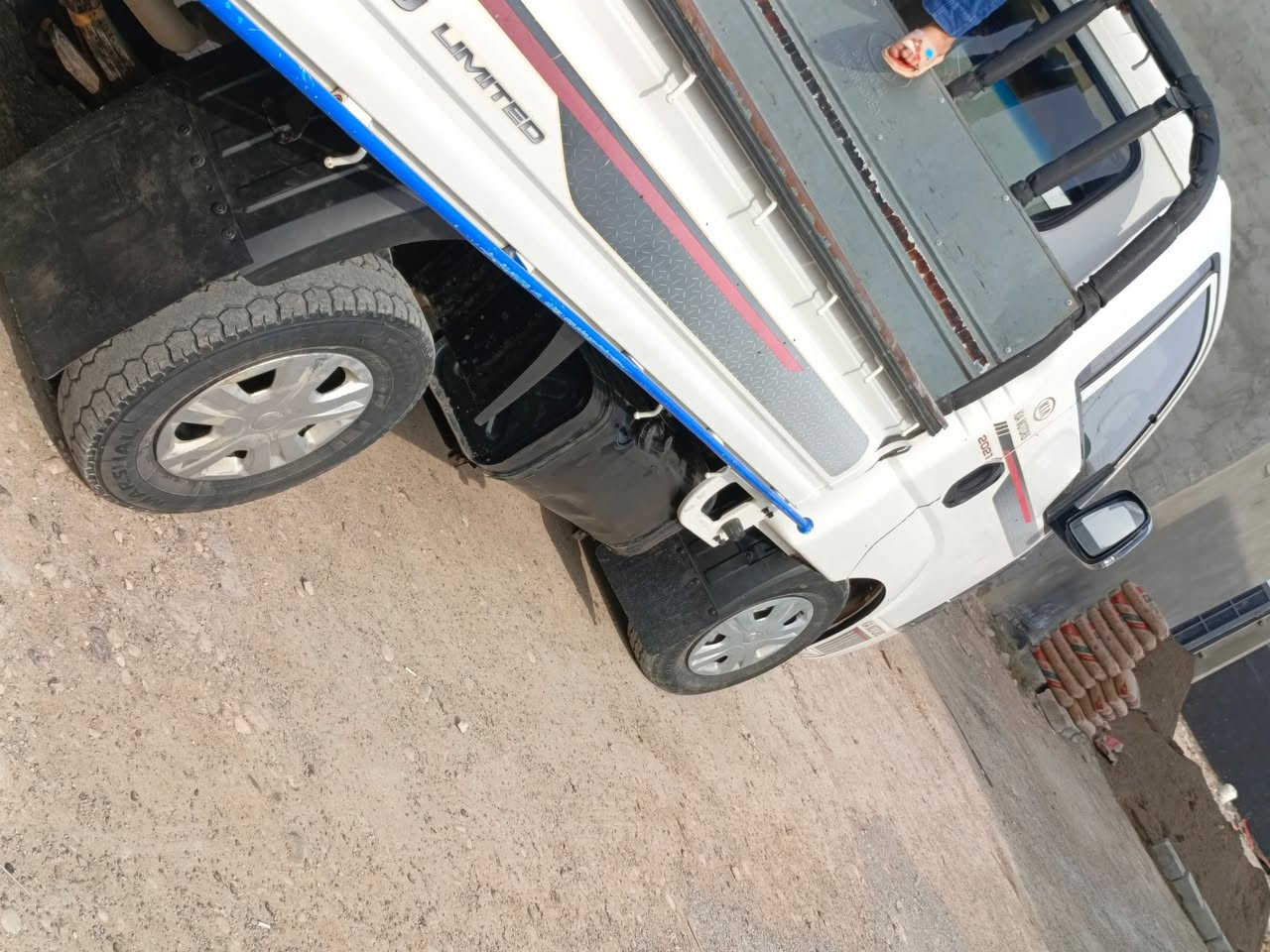 السلام عليكم 
سيارة كيا للبيع موديل 18 
كير محرك اكسل كهربائيات كلهة شغالة تدفئة تبريد شغال 
سنوية لل29 رقم بغداد انكليزي مكاني ديالى الحالص ناحية السلام 
السعر 128 
الرقم ***********
