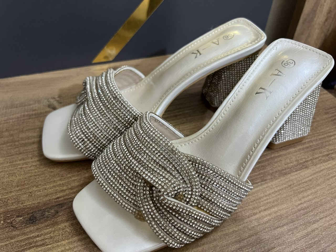 السلام عليكم بنات طلعلي ذني الاحذيه مال عرس بشي ان البوتين قياس 38
والكعب قياس 36


**إذا كنت صاحب هذا الإعلان وتريد حذفه لأي سبب، رجاءا أرسل رسالة إلى الدعم الفني**